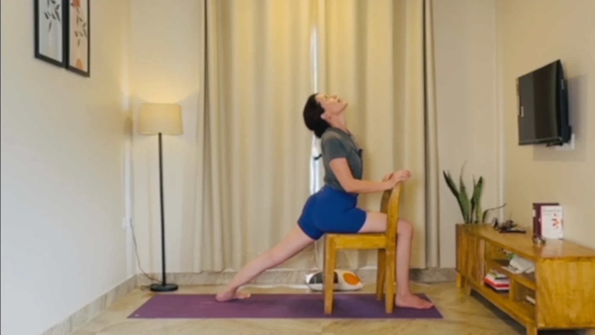 Postures debout avec la Chaise - Précision & Expansion